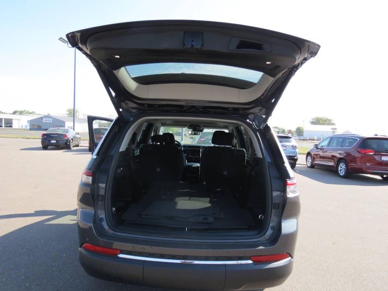 Used 2022 Jeep Grand Cherokee L Laredo 4x4 4dr SUVImage 29