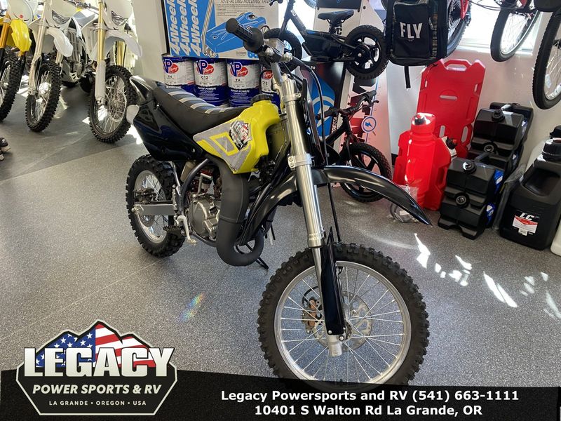 2022 Suzuki RM-85M2  in a BLACK / YELLOW exterior color. Legacy Powersports 541-663-1111 legacypowersports.net 