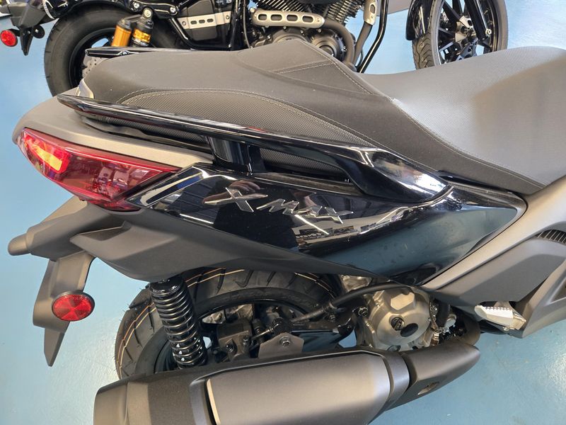 2025 Yamaha XMAX MIDNIGHT BLACK Image 15