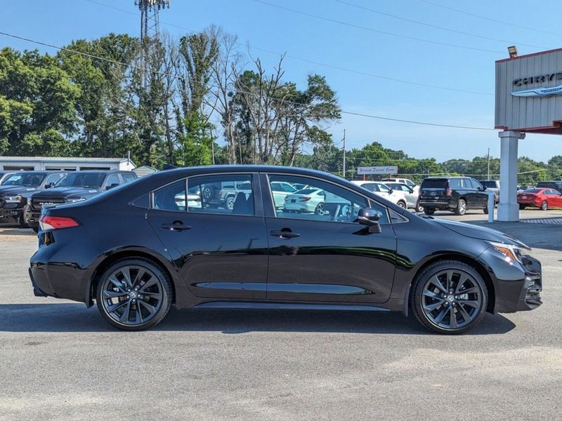 2023 Toyota Corolla SE in a Midnight Black Metallic exterior color and Black/Redinterior. Johnson Dodge 601-693-6343 pixelmotiondemo.com 