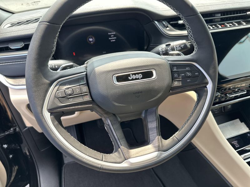 New 2025 Jeep Grand Cherokee L Limited 4x4Image 23