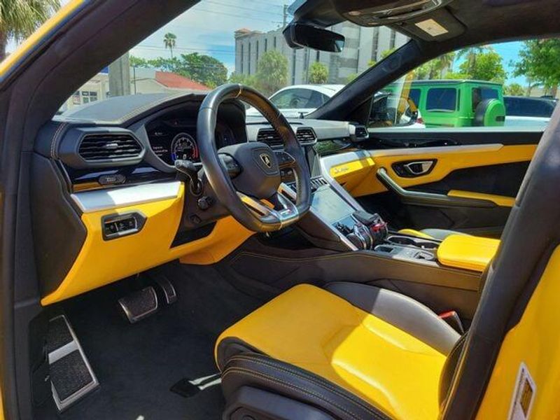 2019 Lamborghini Urus photo 14