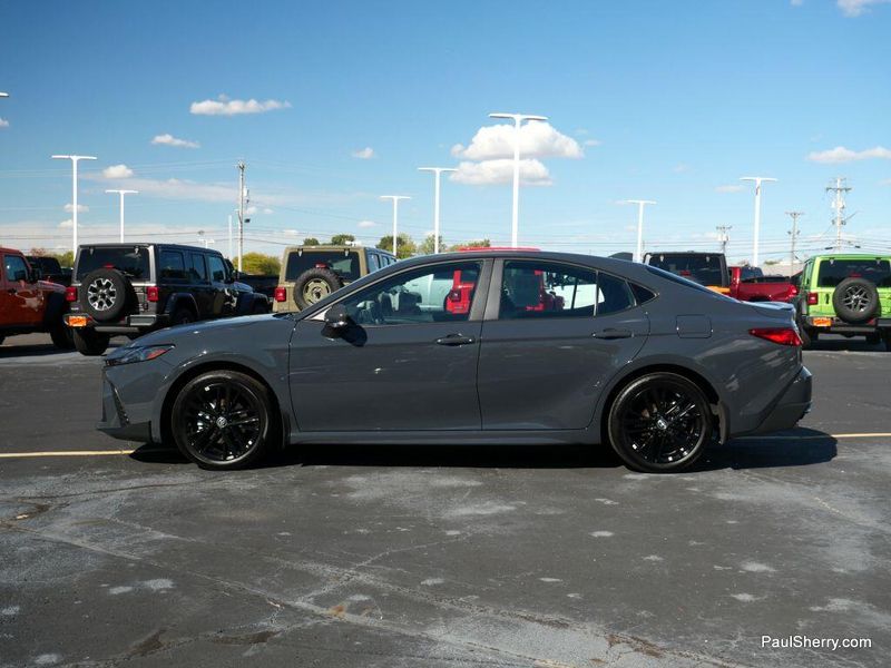 2025 Toyota Camry SE photo 4