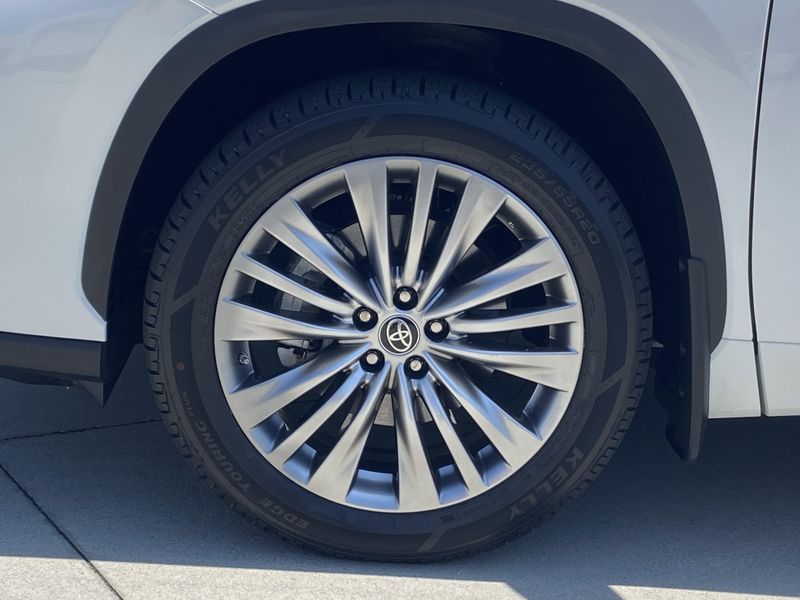 New 2023 Toyota Highlander PlatinumImage 8