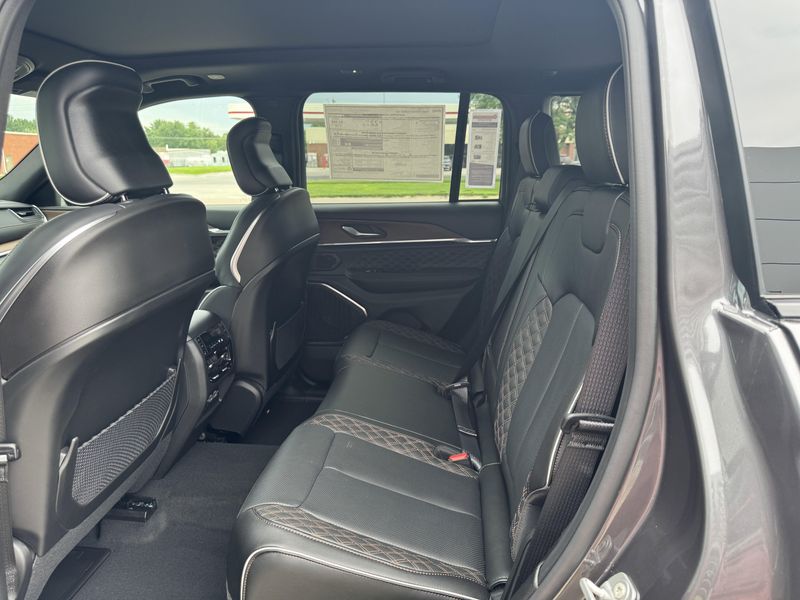 New 2025 Jeep Grand Cherokee SummitImage 11