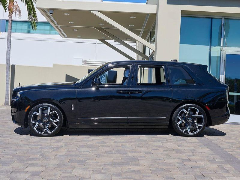 New 2027 Rolls-Royce Cullinan Black BadgeImage 3