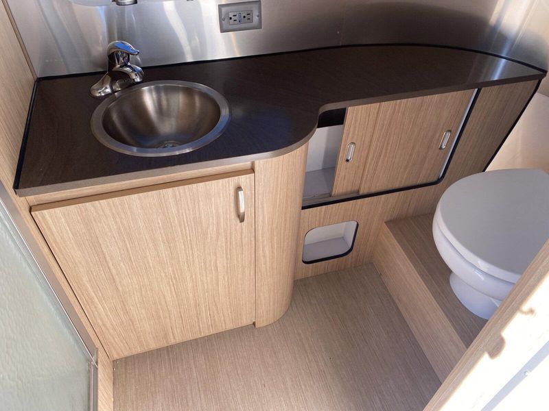 Used 2019 AIRSTREAM FLYING CLOUD 23FB Image 23
