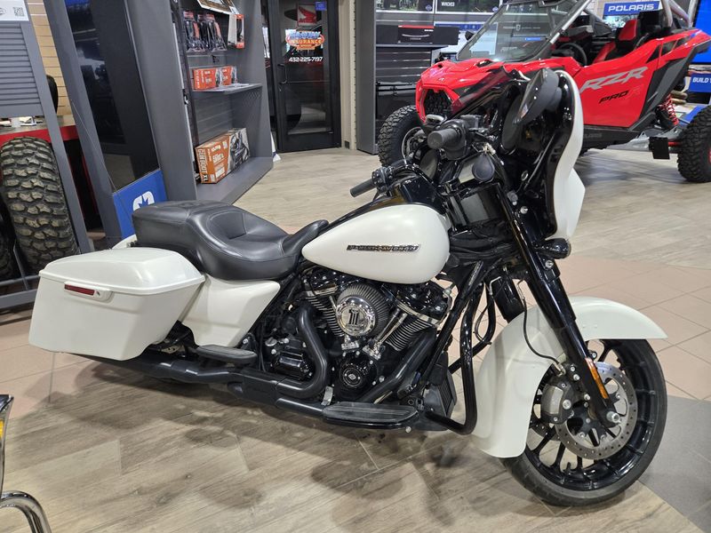 USED 2018 HARLEY STREET GLIDE SPECIAL Image 2