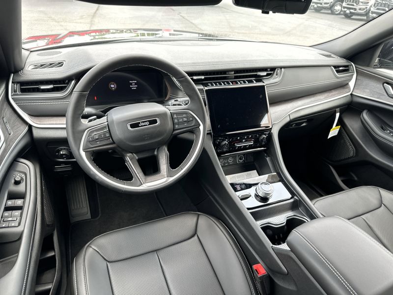 New 2025 Jeep Grand Cherokee L Limited 4x4Image 17