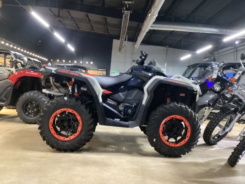 2024 Can-Am OUTLANDER X XC 1000R CHALK GRAY AND CANAM REDImage 8