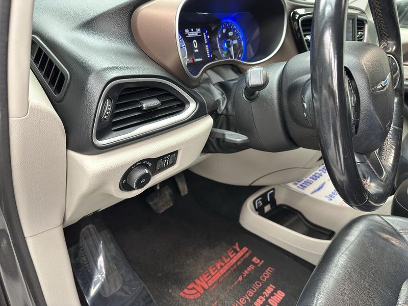 Used 2019 Chrysler Pacifica Touring LImage 10