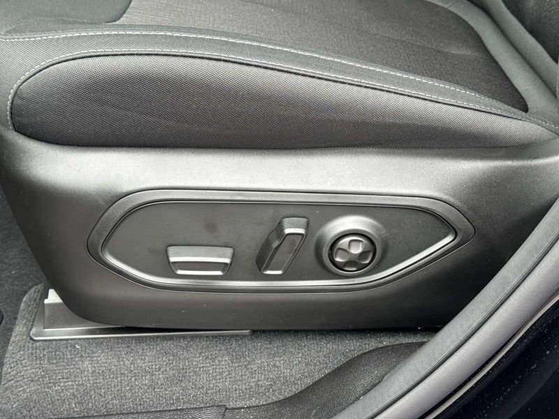 New 2026 Jeep Grand Cherokee Laredo 4x2
