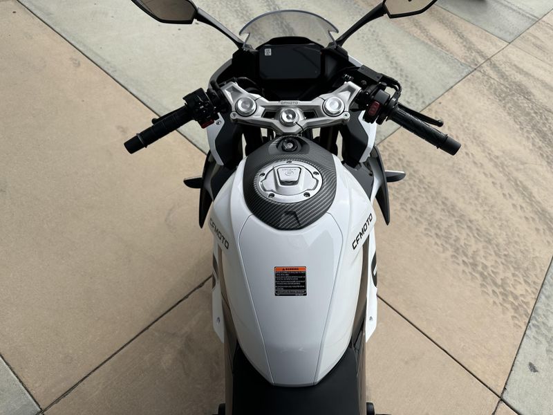 2025 CFMOTO 300SS Image 12