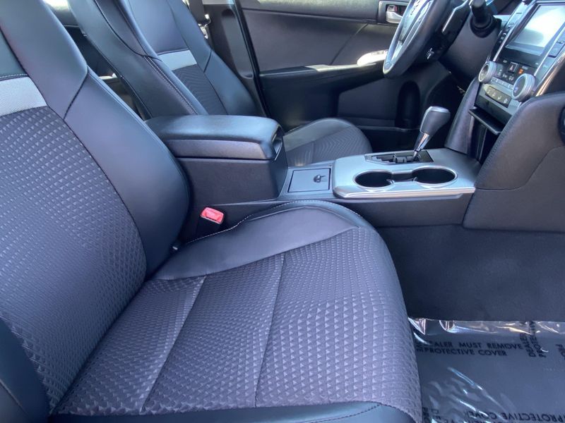 2012 Toyota Camry SEImage 12