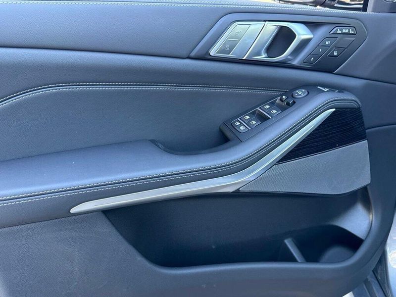 New 2027 BMW X7 xDrive40iImage 14