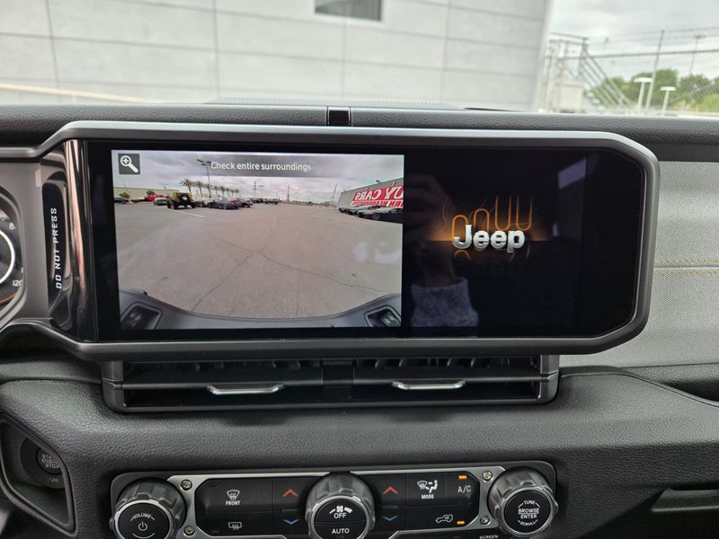 2025 Jeep Gladiator Willys photo 9