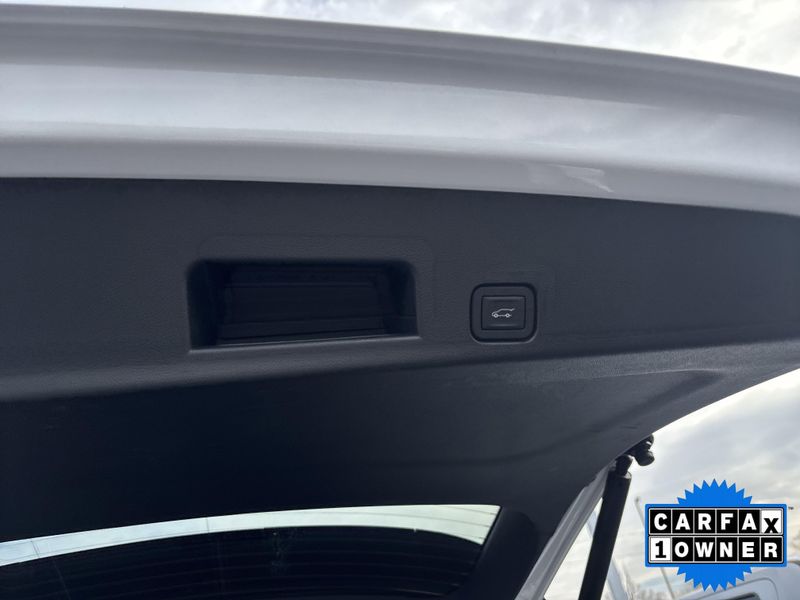 Used 2025 GMC Acadia FWD ElevationImage 9