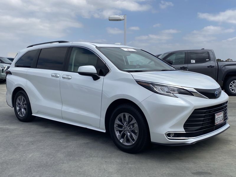 2023 Toyota Sienna XLEImage 2