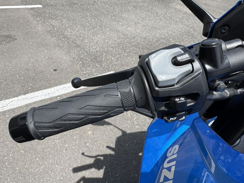 2024 Suzuki GSX-8R - METALLIC TRON BLUE 