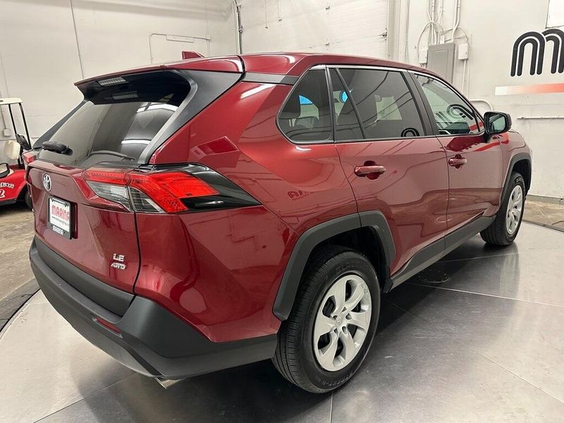 2022 Toyota RAV4 LE photo 7
