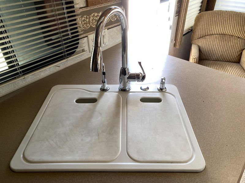 Used 2004 FLEETWOOD PROWLER REGAL 285RLS AX6 Image 11