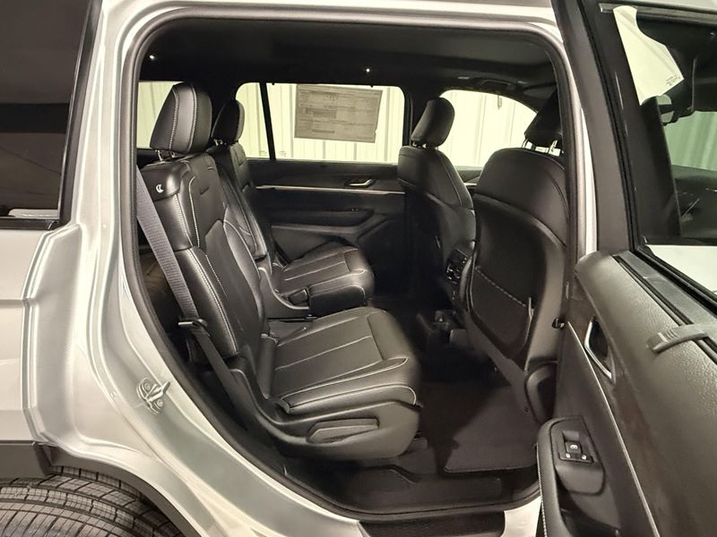 New 2025 Jeep Grand Cherokee L Limited 4x4Image 11