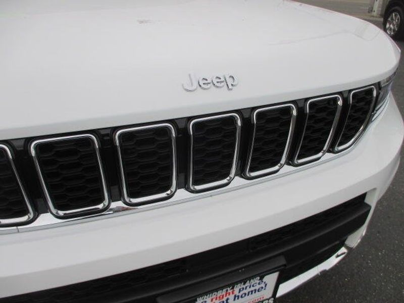 2023 Jeep Grand Cherokee L Limited 4x4Image 4