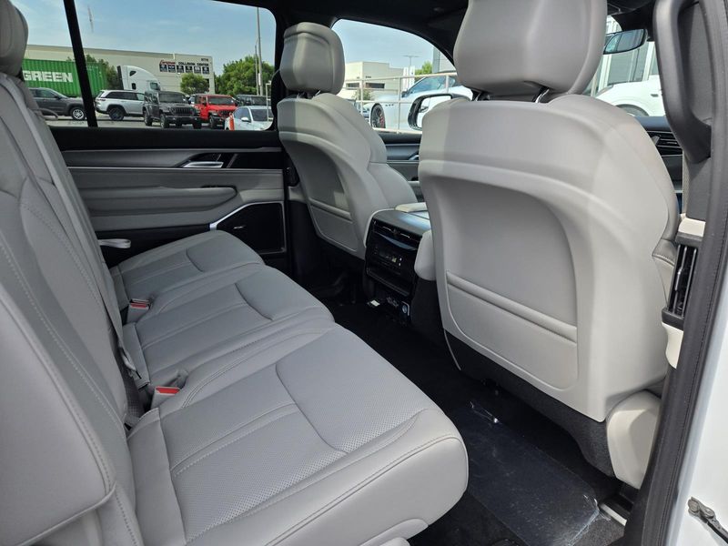 2026 Jeep Grand Wagoneer 4x2