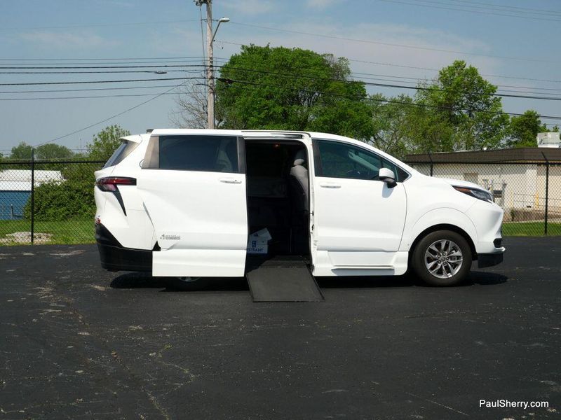 2022 Toyota Sienna Hybrid LEImage 8