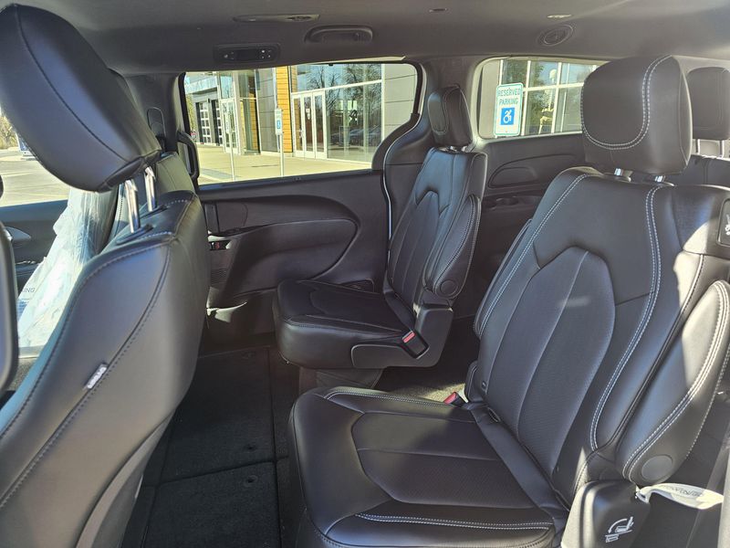 New 2026 Chrysler Pacifica Select AwdImage 8
