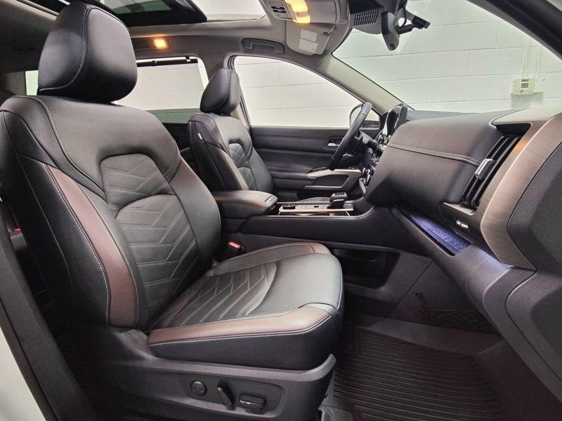 2023 Nissan Pathfinder Platinum V6 AWD BlackImage 5