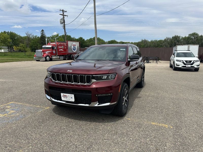 2024 Jeep Grand Cherokee L Limited 4x4Image 4