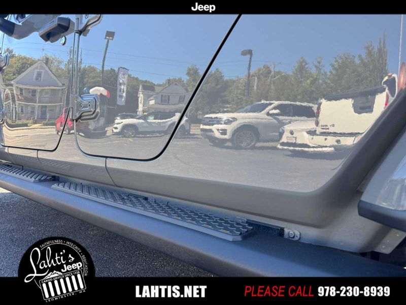 2021 Jeep Gladiator Sport S photo 24