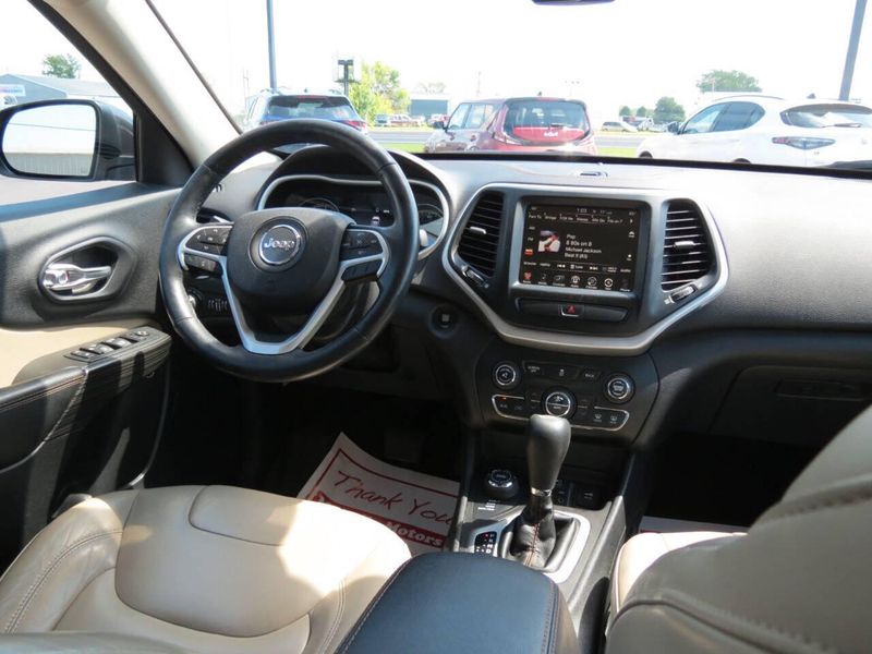 Used 2017 Jeep Cherokee Limited 4x4 4dr SUVImage 12