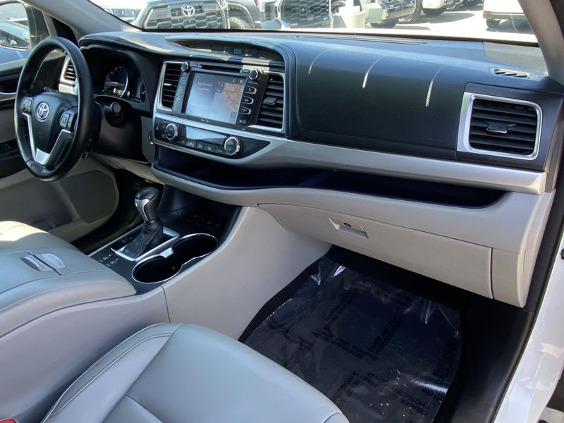 Used 2015 Toyota Highlander XLEImage 9
