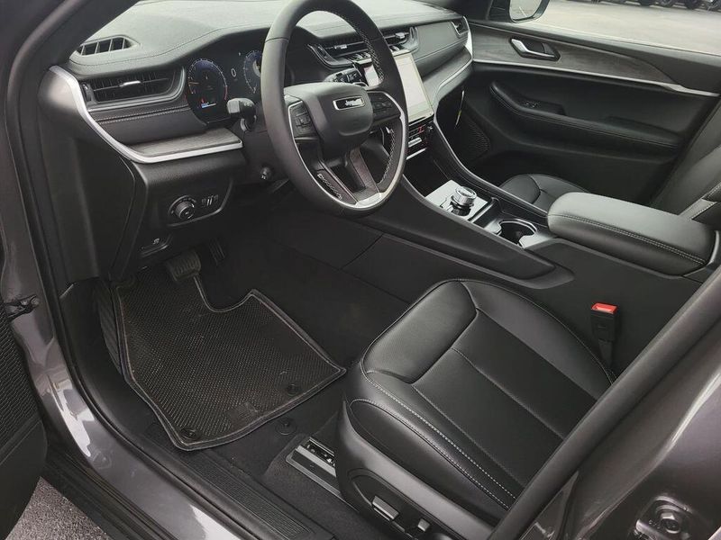 New 2025 Jeep Grand Cherokee L Limited 4x4Image 27