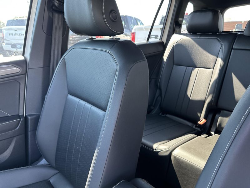 Used 2023 Volkswagen Tiguan SE R-Line BlackImage 35