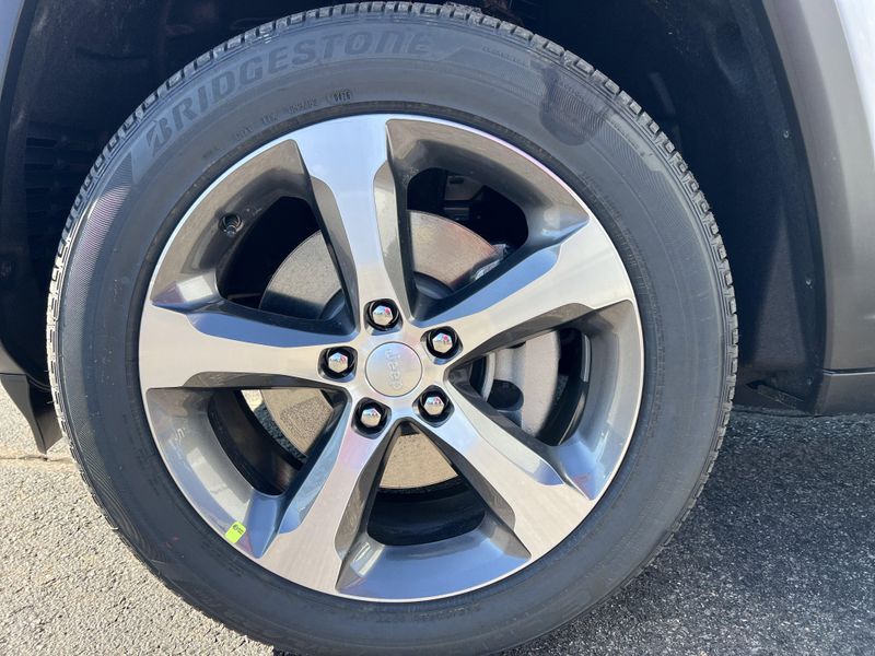 New 2026 Jeep Grand Cherokee L Limited 4x4Image 23