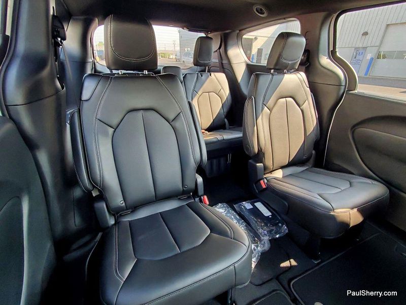 New 2025 Chrysler Voyager LxImage 27