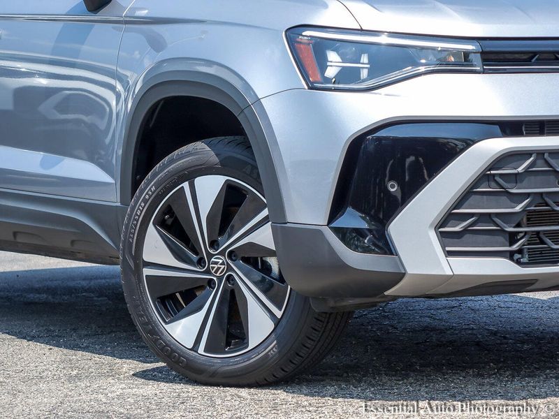 2025 Volkswagen Taos SE photo 3