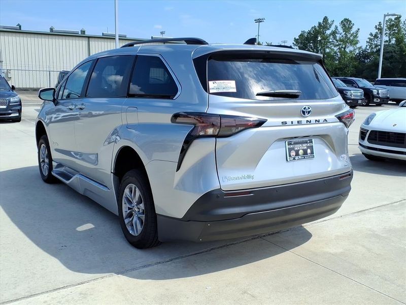 Used 2024 Toyota Sienna XLEImage 9