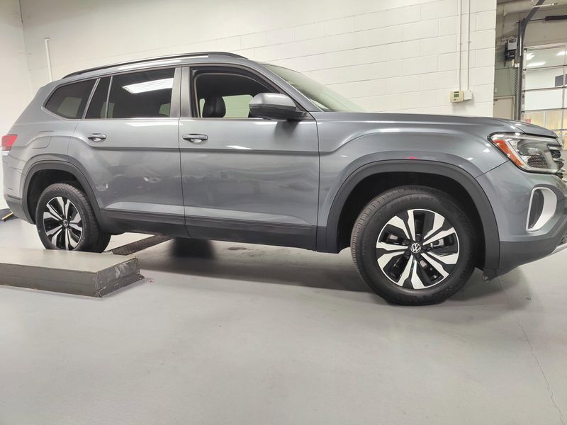Used 2025 Volkswagen Atlas SE 4-Motion AWDImage 3