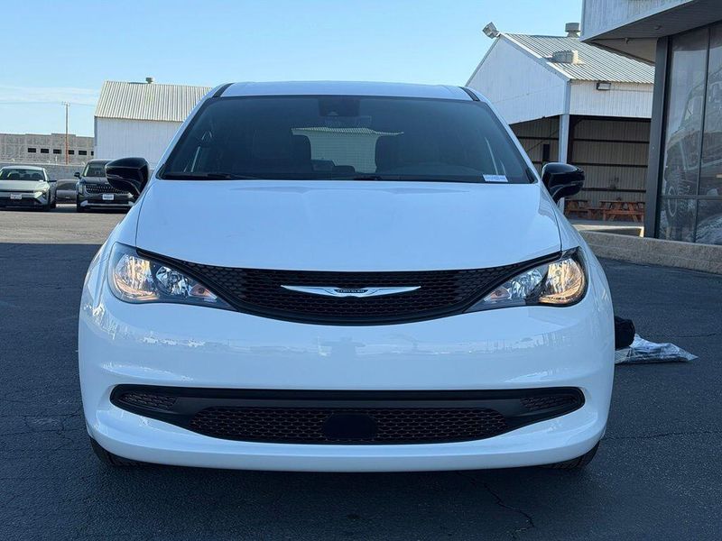 New 2027 Chrysler Pacifica LXImage 2