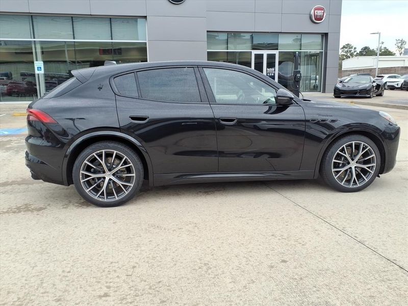 New 2026 Maserati Grecale ModenaImage 8