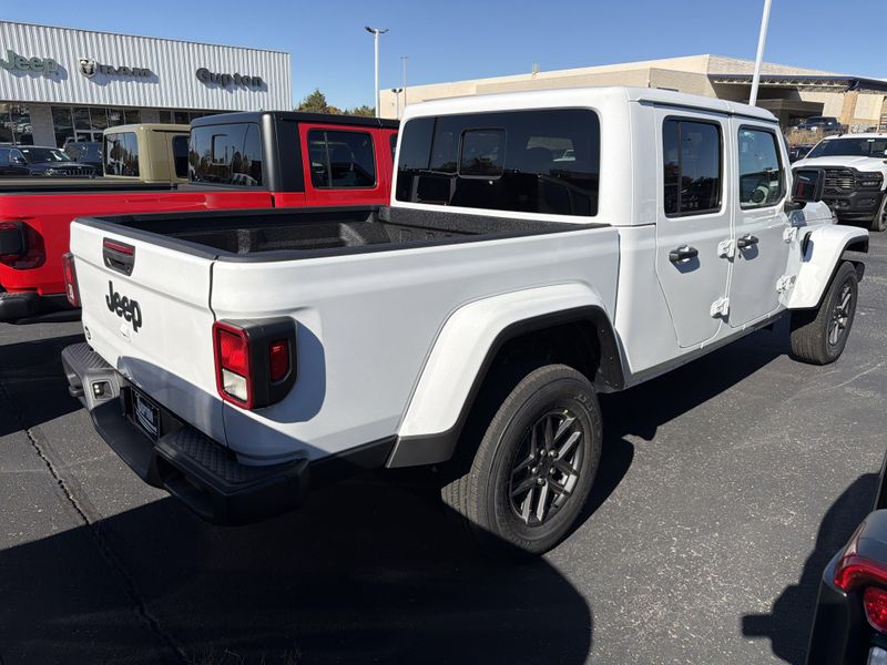 New 2026 Jeep Gladiator Sport S 4x4Image 7