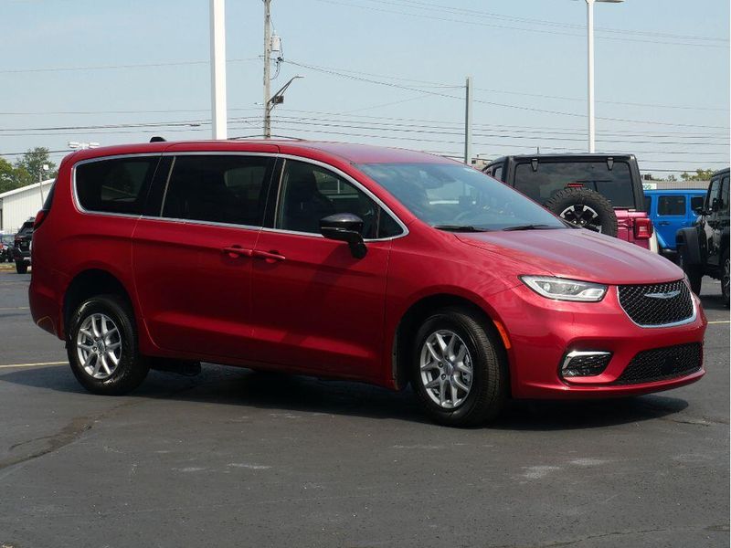 2024 Chrysler Pacifica TouringImage 7