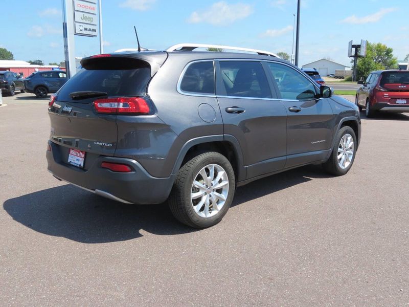 Used 2017 Jeep Cherokee Limited 4x4 4dr SUVImage 5