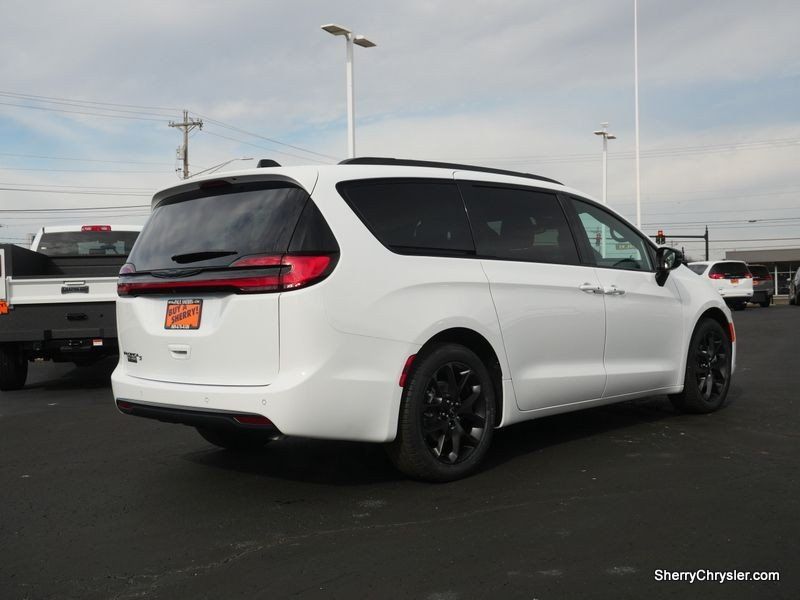 2024 Chrysler Pacifica Touring LImage 12