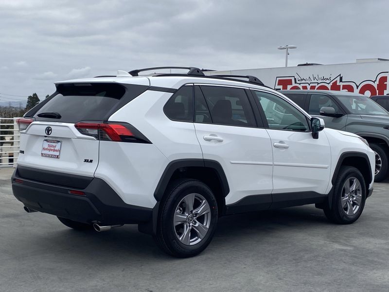 2025 Toyota RAV4 XLEImage 3