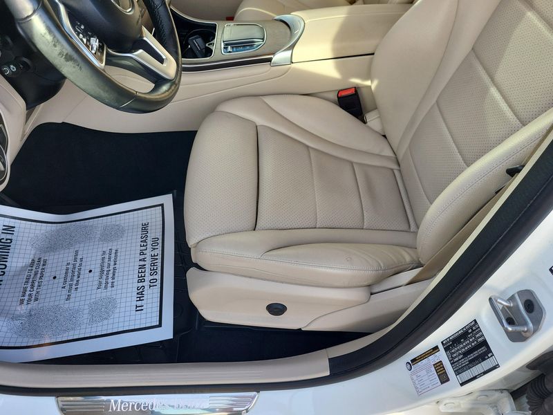 2022 Mercedes Benz GLC 300 4MATIC photo 3